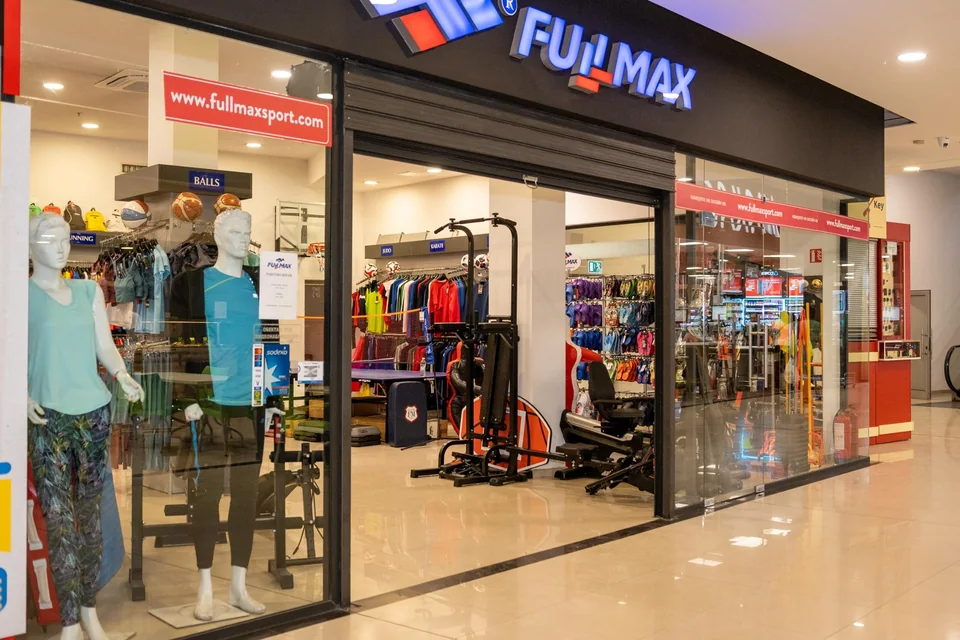 Входът на FULLMAX магазин със спортни стоки